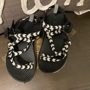 ‼️BRAND NÉW‼️ Black and white kids Chaco